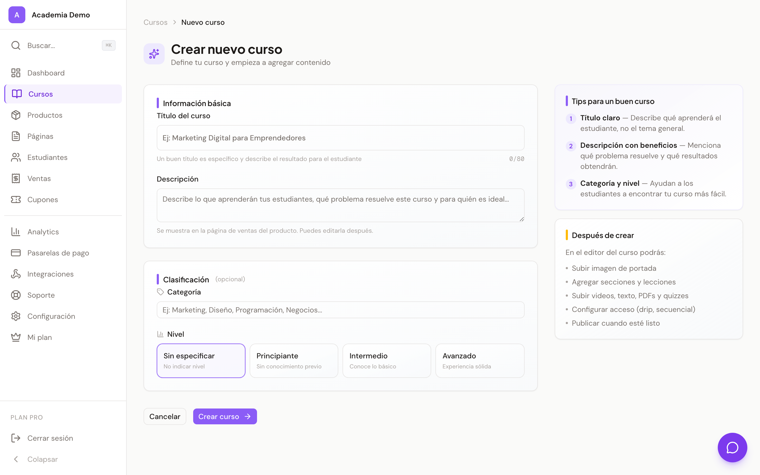 Editor de contenido de un curso en Cursio mostrando secciones con lecciones arrastrables